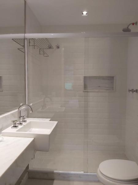 y baño con aseo, lavabo y ducha. en Hotel Be Loft Lounge, en Río de Janeiro