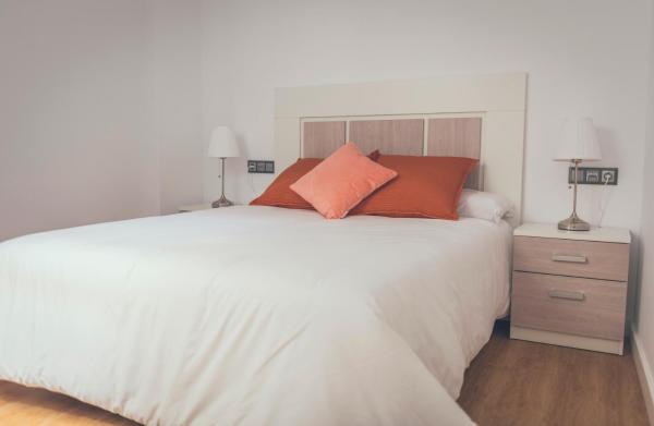 Cama o camas de una habitación en Apartamentos Puerta Sevilla