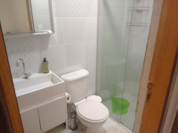 y baño con ducha, aseo y lavamanos. en Quarto no Brooklin SP, en São Paulo