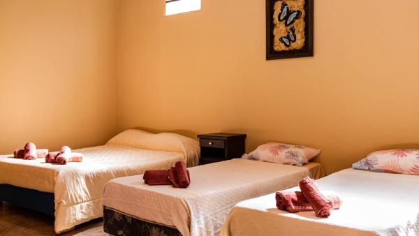 Habitación con 3 camas con arcos. en Residencial Los Pinos en Puerto Iguazú