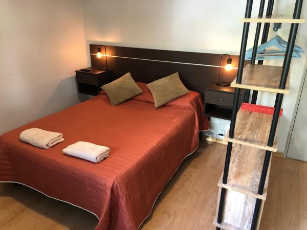 1 dormitorio con 1 cama con 2 toallas en Departamento en la mejor ubicación de Mendoza con estacionamiento opcional en Mendoza