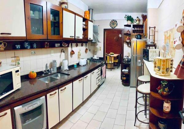 cocina con fregadero y encimera en Big Apartment in Belgrano with 3 rooms and 3 baths en Buenos Aires
