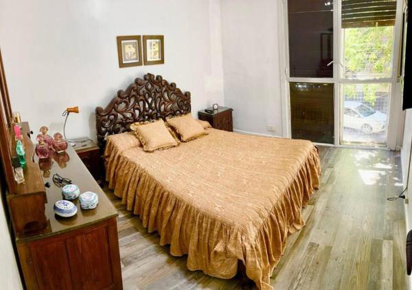 1 dormitorio con 1 cama grande en una habitación en Big Apartment in Belgrano with 3 rooms and 3 baths en Buenos Aires