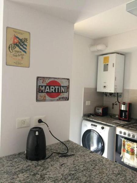 cocina con lavadora y lavadora en Comodo Monoambiente en puerto madryn en Puerto Madryn
