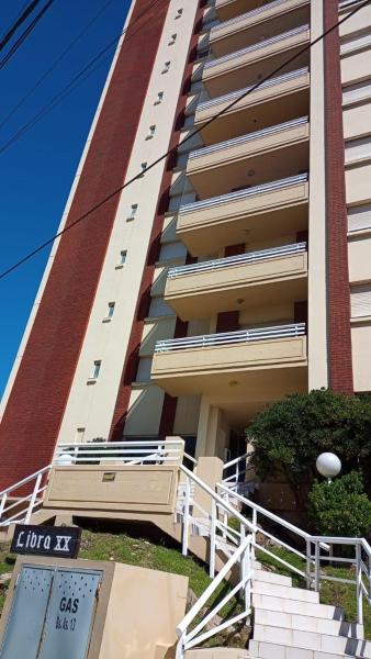 un edificio alto con escaleras frente a Villa Gesell Departamento Delante del Mar Con Cochera Edificio BALANZA XX en Villa Gesell