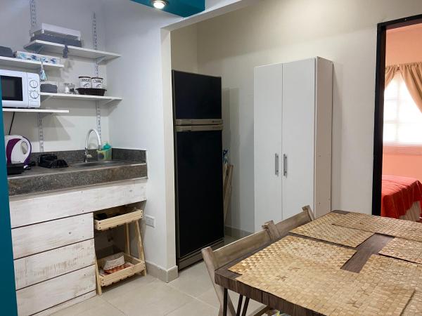 una pequeña cocina con mesa y refrigerador en Lo de Catalina 2 en Salta