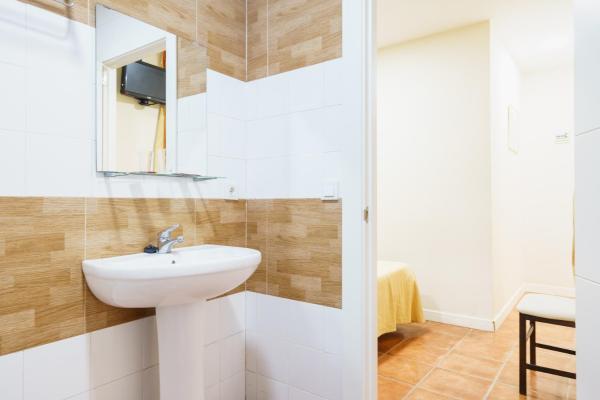 Un baño de Hotel Carlos V Jerez by Vivere Stays