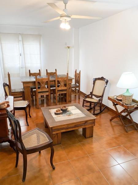 sala de estar con mesa y sillas en Departamento con estilo salteño en Salta