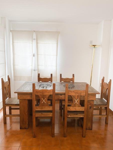 comedor con mesa de madera y sillas en Departamento con estilo salteño en Salta