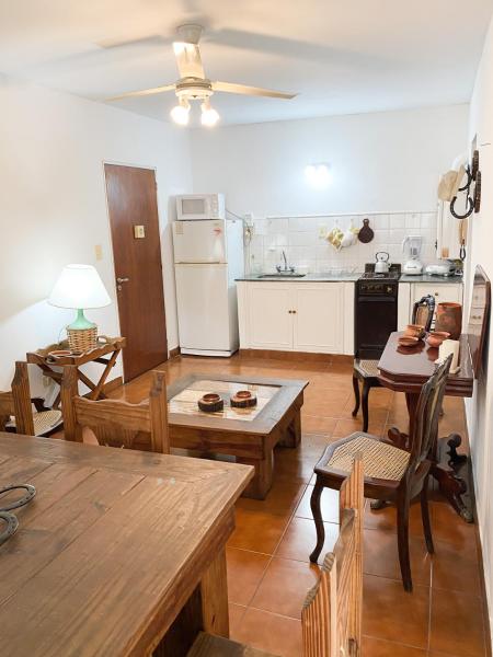 sala de estar con mesa y cocina en Departamento con estilo salteño en Salta