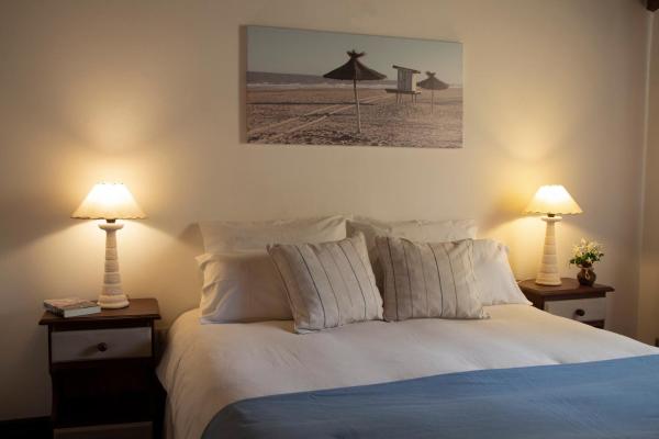 un dormitorio con cama y dos luces sobre mesas en LA AGUADA - Villa de Mar en Villa Gesell