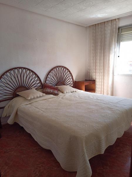 1 dormitorio con 1 cama blanca grande y 2 cabezales de madera en Tourist room, en Valencia
