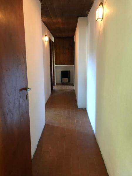 un pasillo vacío con una puerta en una habitación en Casa Jardí - Barri Nord en Villa Gesell