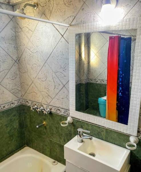 y baño con lavabo y espejo. en departamento ideal en belgrano en Buenos Aires