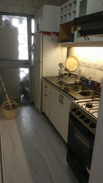 una pequeña cocina con fogones y fregadero en departamento ideal en belgrano en Buenos Aires