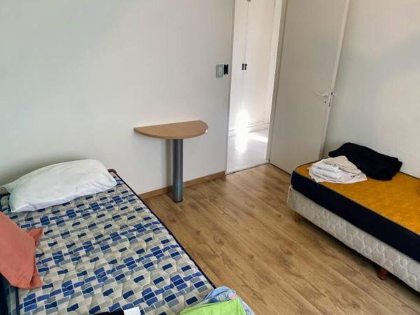 Habitación con 2 camas y mesa. en departamento ideal en belgrano en Buenos Aires