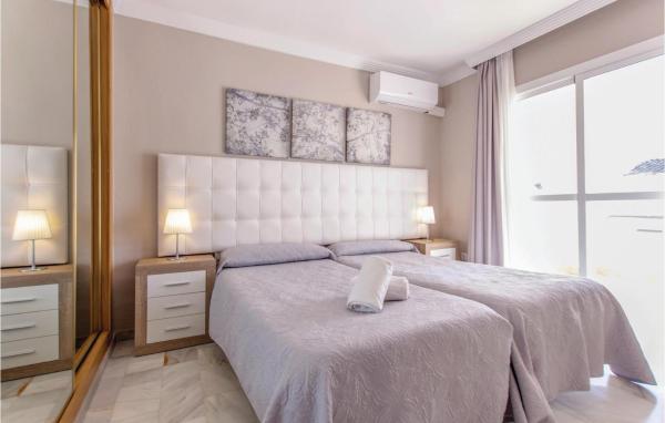 1 dormitorio con 1 cama, 2 luces y ventana a Stunning home in Marbella with Outdoor swimming pool, WiFi and 2 Bedrooms, en Marbella