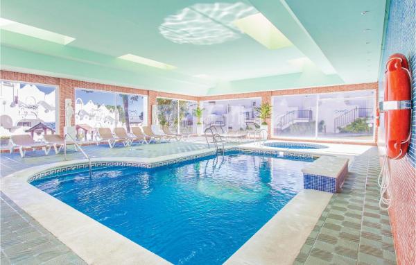 una piscina en una casa con piscina hinchable en Stunning hombre en Marbella with Outdoor swimming pool, WiFi and 2 Bedrooms, en Marbella
