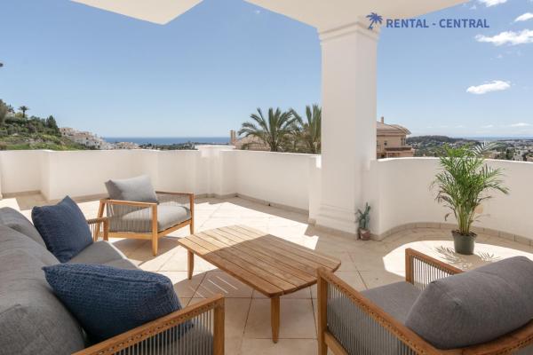 un patio con sofás y una mesa en el balcón en Stunning Views 3 Bedroom Luxury Flat with Pool, en Marbella