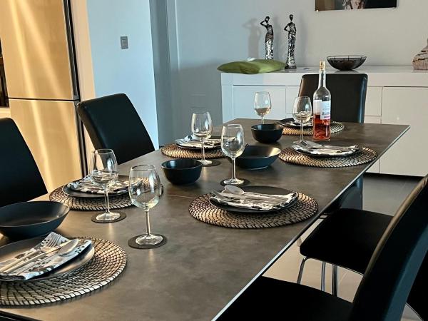 Un restaurante o lugar para comer en Luxury apartment in Estepona
