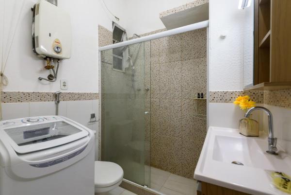 y baño con ducha, lavabo y aseo. en Omar do Rio: Completo Qto&Sala, Internet 250mbps, Smart TV, Canais a cabo e a 3 minutos caminando da Praia de Copacabana (NSC 115/1403), en Río de Janeiro