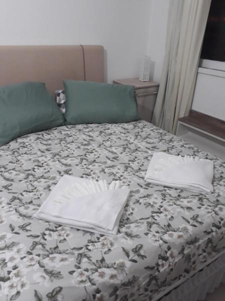 Cama o camas de una habitación en APARTAMENTOS POR DIÁRIA Av DOMINGOS DE ALMEIDA