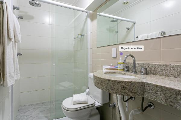 a bathroom with a toilet and a sink and a shower at Apto 2 quartos deslumbrante com piscina - Centro in Florianópolis