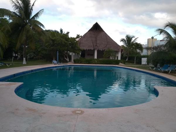 una gran piscina en un complejo con un edificio en Casa Galante a wonderful apartment PlayaDelCarmen, en Playa del Carmen