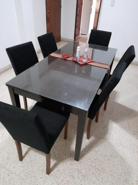 una mesa de comedor negra con sillas negras alrededor en Lo de Marta en Salta