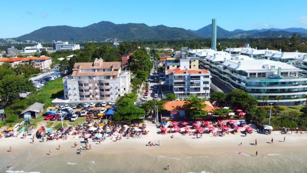 an aerial view of a beach with people on it at Regina del mare apartamento de 02 dormitorios para até 06 pessoas a 50 mts da praia in Florianópolis