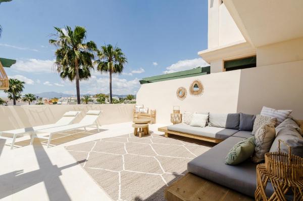 sala de estar con sofá y sillas en el patio en StayatSas Luxe App vlakbij strand, 80 m2 terras, grote zwembaden Marbella, en Marbella