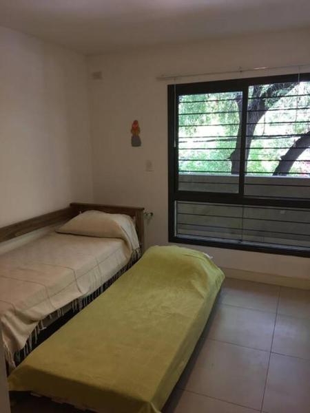 1 dormitorio con 2 camas y ventana en Dpto parque central en Mendoza