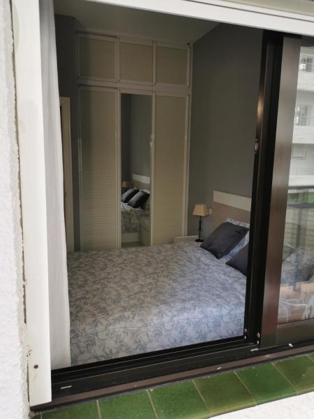 1 dormitorio con 1 cama en el espejo en SOAS Marbella Skol, en Marbella