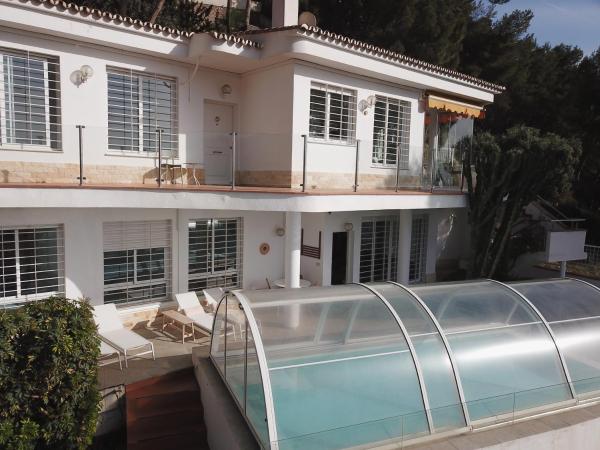 una casa con piscina frente a ella en LU&CIA Villa Infinity, en Málaga