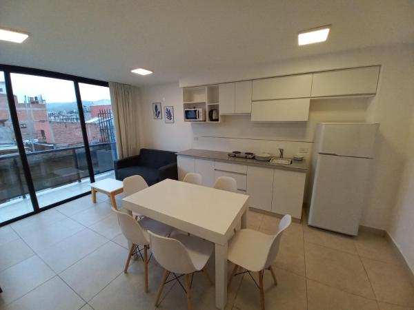 cocina y comedor con mesa y sillas en Marqués de Tojo Urbano en San Salvador de Jujuy