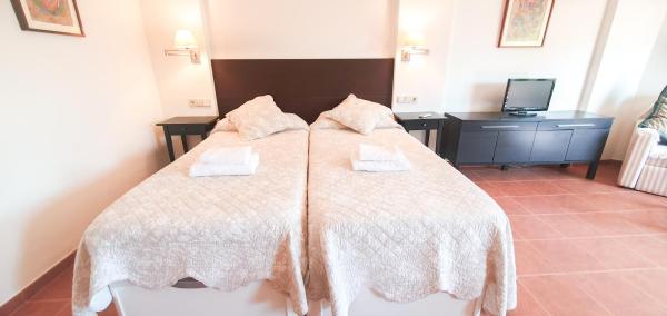 1 dormitorio con 1 cama con 2 toallas en Skol 329 – Spacious Beachfront Studio with Sea Views, en Marbella