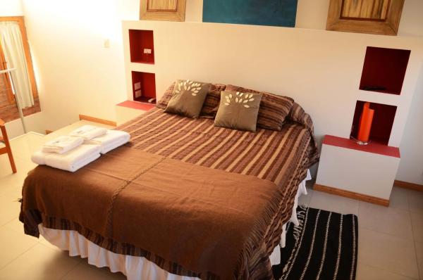 1 dormitorio con 1 cama con 2 toallas en Las Anémonas Sur en Puerto Madryn