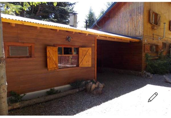 un edificio de madera con una ventana lateral en Cabaña en el bosque en San Carlos de Bariloche