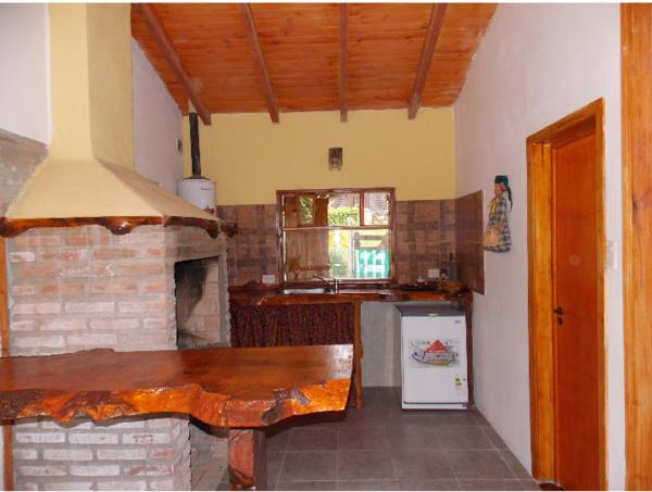 y cocina con encimera.  un horno de ladrillo en Cabana en el bosque en San Carlos de Bariloche