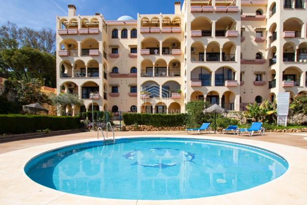 un hotel con piscina frente a un edificio en Apartamento de estilo loft contemporáneo con increíbles vistas al mar y con acceso directo a la playa desde la comunidad, en Málaga