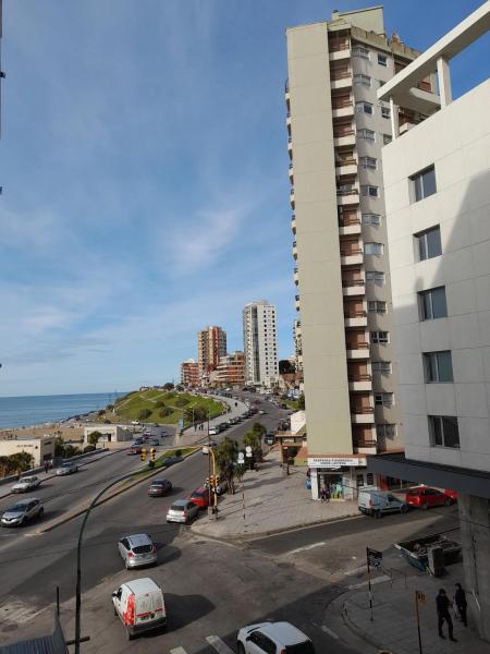 Vistas a una ciudad con un edificio y una calle en Hermoso AMBIENTE con balcón a metros del mar en Mar del Plata
