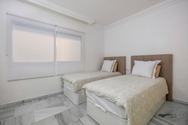 1 dormitorio con 2 camas y ventana en Stunning 2 bedroom apartment Magna Marbella RDR259, en Marbella