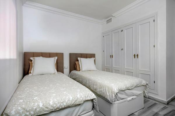 2 camas en un dormitorio con paredes blancas en Stunning 2 bedroom apartment Magna Marbella RDR259, en Marbella