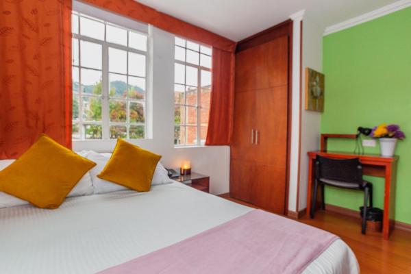 Cama o camas de una habitación en ApartaSuites & Hotel Plaza 36
