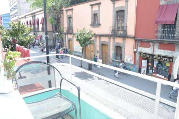 - Balcón con vistas a una calle de la ciudad en 1A Cómodo y atractivo en el centro histórico CDMX, en Ciudad de México