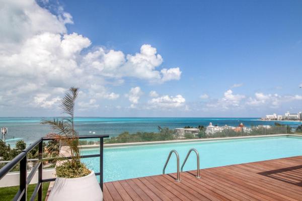 una piscina con vistas al océano en Confort Place Takh 403 Studio, en Cancún
