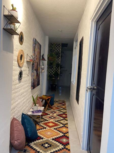 un pasillo con una alfombra en el suelo junto a una puerta en Mercanti Apts Caney, en Cali