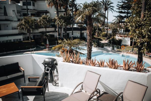 Vista de la piscina de Anais Marbella o alrededores