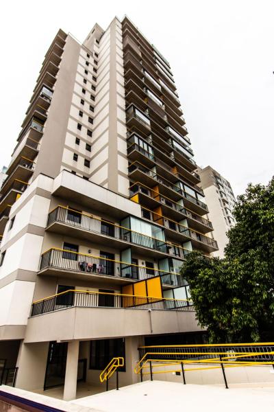 un edificio de apartamentos alto con gente en los balcones en 360 Suítes Santana - Apartamentos mobiliados, en São Paulo