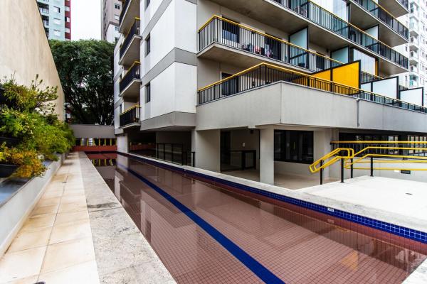 una piscina vacía frente a un edificio en 360 Suítes Santana - Apartamentos mobiliados, en São Paulo